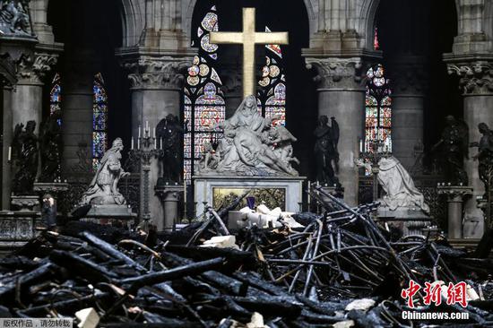 Photo taken on April 16, 2019 shows the altar surrounded by charred debris inside the Notre-Dame Cathedral in Paris in the aftermath of a fire that devastated the cathedral. (Photo/Agencies)