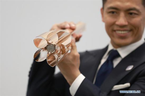 Tokyo 2020 Torch Relay Ambassador, Japanese athlete Tadahiro Nomura shows the design of the Tokyo 2020 Olympic Torch in Tokyo, Japan, on March 20, 2019.  （Photo/Xinhua）