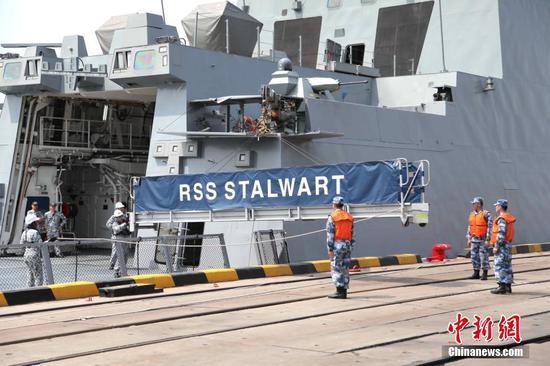 Singapore navy ship 1st to Qingdao for celebration