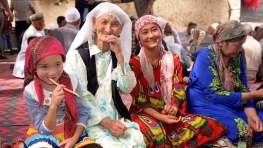 A Muslim family gathers to celebrate the Eid al-Fitr in Bulakbexi Village of Pixna Township in Pishan County, northwest China's Xinjiang Uygur Autonomous Region, July 18, 2015. (Xinhua Photo)