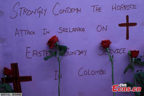 A sign and roses placed for the victims of Sri Lanka's serial bomb blasts, are displayed outside a church in Peshawar, Pakistan April 21, 2019. (Photo/Agencies)