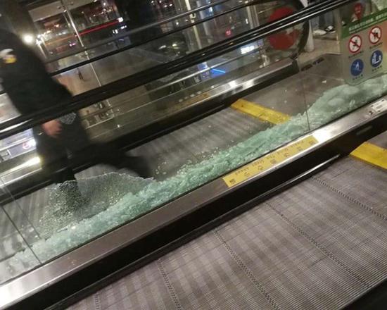 The broken glass on an auto-walk escalator at Hongqiao Airport. (Photo/Shine.cn)