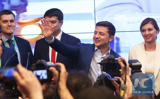 Ukraine's presidential candidate and actor Volodymyr Zelensky (2nd R) waves to supporters at his campaign headquarters in Kiev, Ukraine, April 21, 2019. (Xinhua/Sergey)