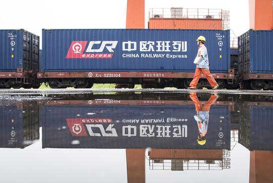 A staff member walks past the freight train X8044 after the train from Hamburg of Germany arrived at Wujiashan railway container center station in Wuhan, central China's Hubei Province, Aug. 26, 2018. (Xinhua)