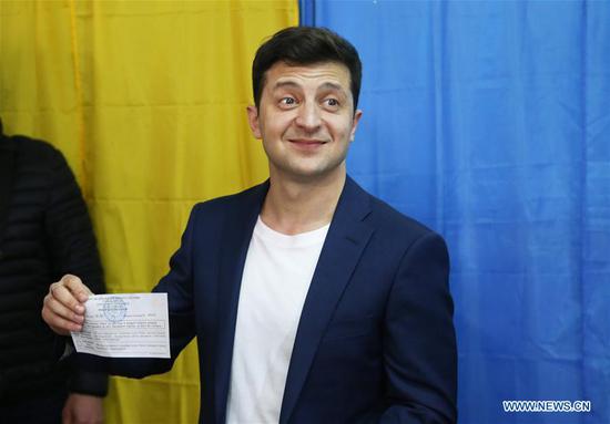 Volodymyr Zelensky casts his ballot at a polling station in Kiev, Ukrain, April 21, 2019. (Xinhua/Sergey)