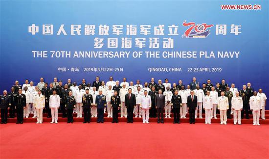 Xi takes group photo with heads of foreign delegations