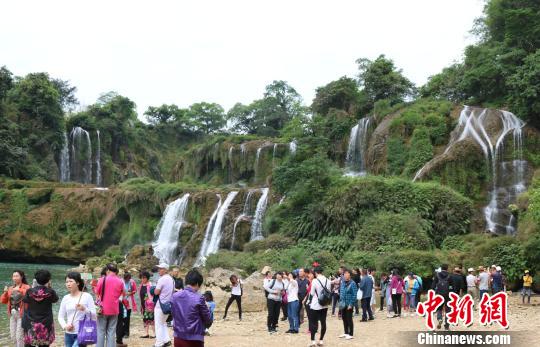 Scenery of the Detian Waterfall in South China's Guangxi Zhuang Autonomous Region.  (File photo/China News Service)