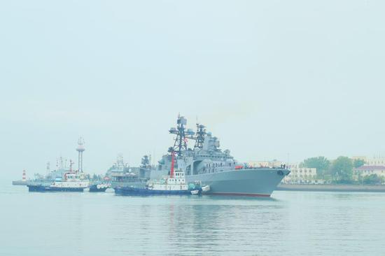 The large anti-submarine ship Admiral Tributs of the Russian navy arrives at Qingdao Port for the Sino-Russia Joint Sea 2019 naval exercise on Monday, April 29, 2019. (Photo/China Plus)