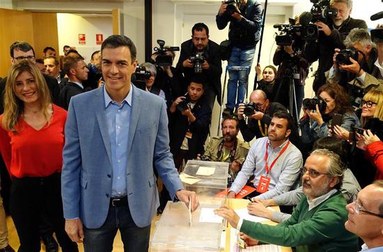 Spanish Prime Minister Pedro Sanchez (2nd L, front) casts his ballot at a polling station in Madrid, Spain, April 28, 2019. Spain's polling stations opened on Sunday at 09:00 local time (0700 GTM) for the country's third general election in four years. Close to 37 million voters are called to cast their votes in over 23,000 polling stations located in thousands of municipalities across Spain. (Xinhua/Guo Qiuda)