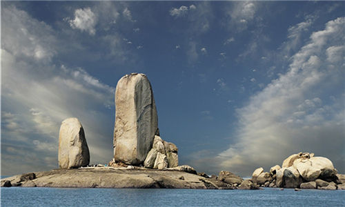 Shipaiyang, one of the natural wonders of Pingtan, Fujian province, is a large rock formation shaped like two large ships sailing on the sea. (Photo provided to chinadaily.com.cn)