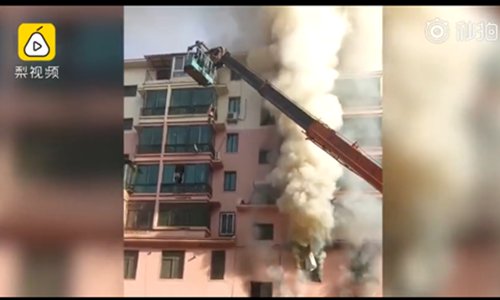 Lan Junze operates his crane to rescue people. (Screenshot photo/Pear Video)