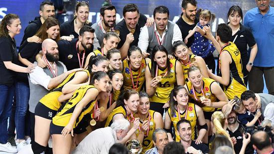 Vakifbank claims the title of Turkish Women's Volleyball Super League final 5th round match. /Xinhua Photo