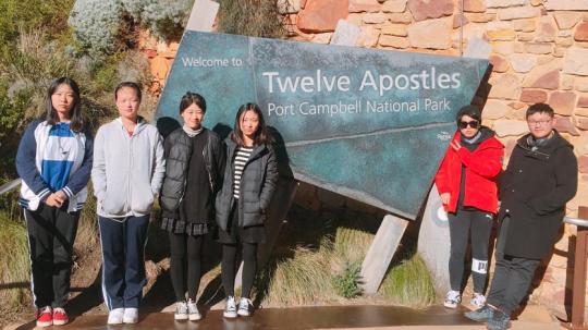 Chinese students take study tours in Australia. （China Daily Photo)