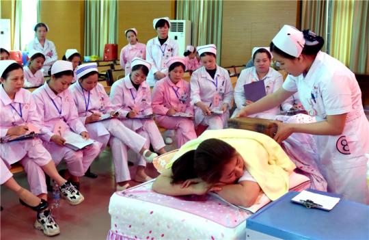 Nurses participate in a skills competition at a traditional Chinese medicine hospital in Sanjiang Dong autonomous county, Guangxi Zhuang autonomous region, on Wednesday, ahead of International Nurses Day on Sunday. （GONG PUKANG/FOR CHINA DAILY）