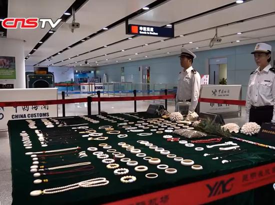 Ivory products seized during checks at Changshui International Airport are displayed in  Kunming, Yunnan Province, May 8, 2019. (Photo / Screenshot on CNSTV)