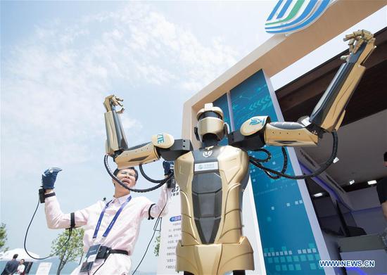 An exhibitor shows a synchronous simulation robot during the 6th China Robotop and Intelligent Economic Talents Summit in Yuyao City, east China's Zhejiang Province, May 9, 2019. (Xinhua/Weng Xinyang)