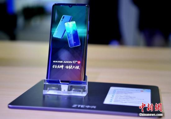 A smartphone of Axon10 Pro 5G produced by ZTE was displayed at an expo on May 7,  2019. (File photo/China News Service)