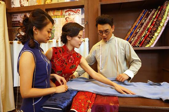 Performers demonstrate how a traditional Chinese dress shop runs during an event of the third China Brand Day in Shanghai. (GAO ERQIANG/CHINA DAILY)