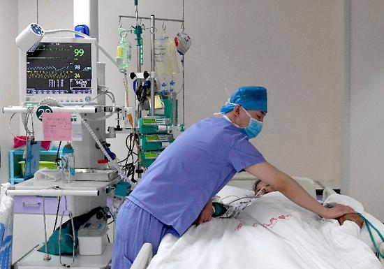 A nurse cares for a patient in RICU at Henan People's Hospital in Zhengzhou, central China's Henan Province, May 10, 2019. (Xinhua/Li An)
