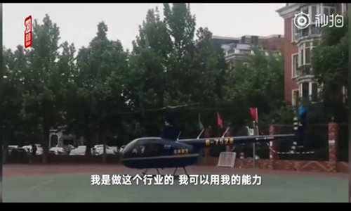 The helicopter lands in the school. (Screenshot photo/Btime.com