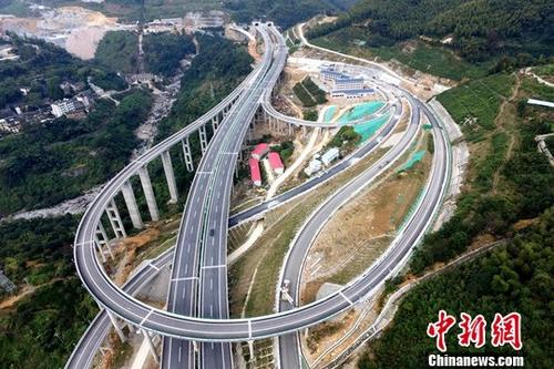An expressway was under construction.（File photo/China News Service）