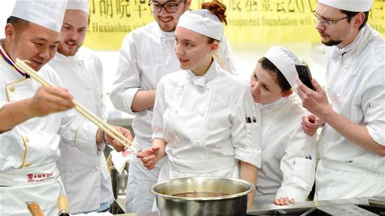 (Cover: A Chinese chef shows how to make China's spicy hotpot and Chongqing small noodles for local chef learners at the Wellington Institute of Technology in Wellington, New Zealand, May 13, 2019. /Xinhua Photo)