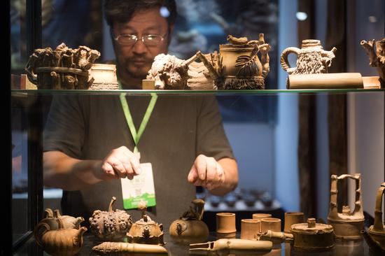 A ceramist from Taiwan shows his handiwork at the China International Tea Expo held in Hangzhou, East China's Zhejiang province, May 15, 2019. (Photo/Xinhua)