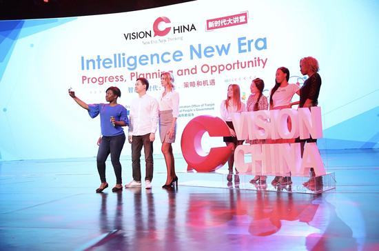 The 7th session of Vision China, themed Intelligence New Era: Progress, Planning and Opportunity, kicks off in Tianjin Media Theatre, May 17, 2019. Internationals students take selfies at the forum. (Photo by Zou Hong/chinadaily.com.cn)