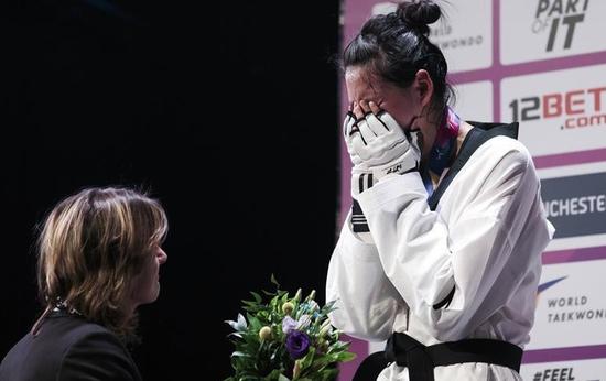 Zhen Shuyin bursts into tears when her gold medal was rescinded by a referee in England. (Photo/Xinhua)