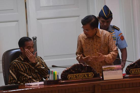 Indonesian President Joko Widodo talks with Indonesian Vice President Jusuf Kalla before a meeting about the plan to relocate the capital city, in Jakarta, Indonesia, April 29, 2019 . (Photo/Agencies)