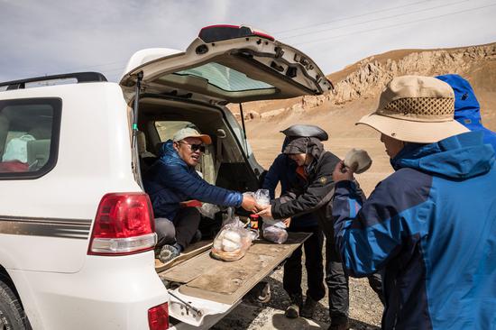 The expedition team often have meals in the field. One meal typically consists of buns and chili sauce. (CGTN Photo）