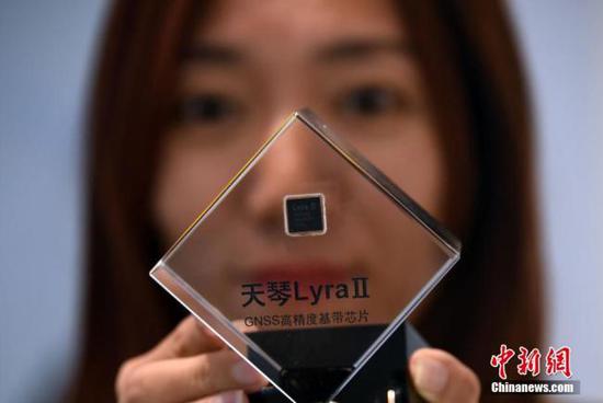 Lyra-II, the world's first high-precision baseband chip that supports all BDS-3 civil signals, shown to the public for the first time in Beijing, May 20, 2019.  (Photo/China News Service)