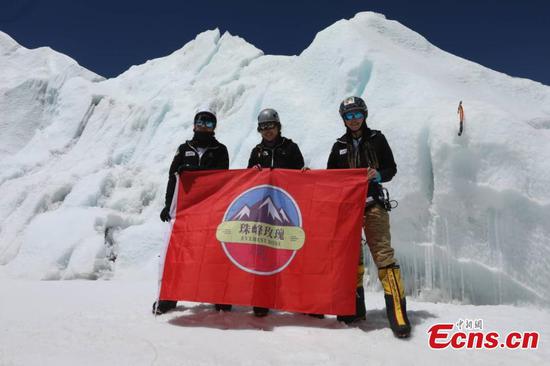 Three Chinese woman scale Mount Qomolangma