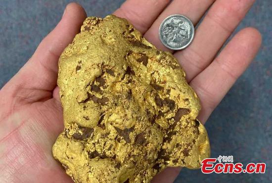 Australian finds $69,000 gold nugget using metal detector