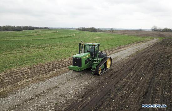 Rick Kimberley operates a tractor at his farm near Des Moines, capital of Iowa State, May 3, 2018. (Xinhua/Wang Ying)
