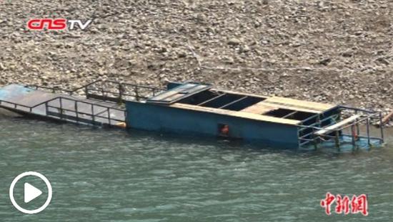 A boat capsizes at 6:30 p.m. on the Beipan River, Guizhou Province, May 23. (Photo/video screenshot on CNSTV)