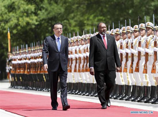 Chinese Premier Li Keqiang holds a welcome ceremony for Vanuatuan Prime Minister Charlot Salwai at the square outside the east gate of the Great Hall of the People before their talks in Beijing, capital of China, May 27, 2019. (Xinhua/Ding Haitao)