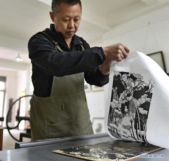 Inheritor of Huanren wood-block painting committed to promote craft in innovative way