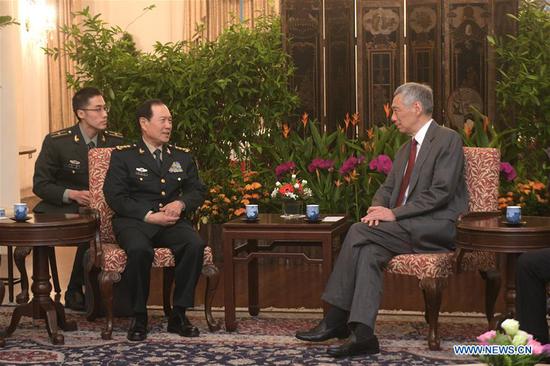 Singaporean Prime Minister Lee Hsien Loong (R) meets with Chinese State Councilor and Defense Minister Wei Fenghe in Singapore, May 30, 2019. (Xinhua/Then Chih Wey)