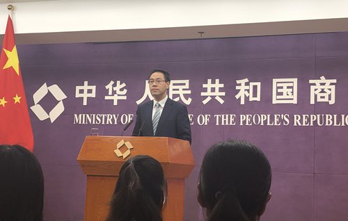 Gao Feng, spokesperson of China's Commerce Ministry, holds a press conference on Thursday in Beijing. (Photo: Shen Weiduo/GT)