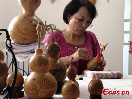 Craftswoman makes vivid gourd carvings in Gansu