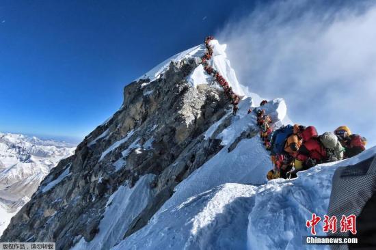 Heavy traffic of mountain climbers lining up to stand at the summit of Mt Qomolangma, May 22, 2019. (Photo/Agencies)