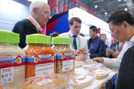 A visitor learns about cereal products at a booth of a Russian company during the first China International Import Expo (CIIE) in Shanghai, east China, Nov. 6, 2018. (Xinhua)
