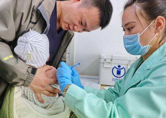 A child receives a vaccine at a community healthcare center in Qinhuangdao City, north China's Hebei Province. (Xinhua/Cao Jianxiong)