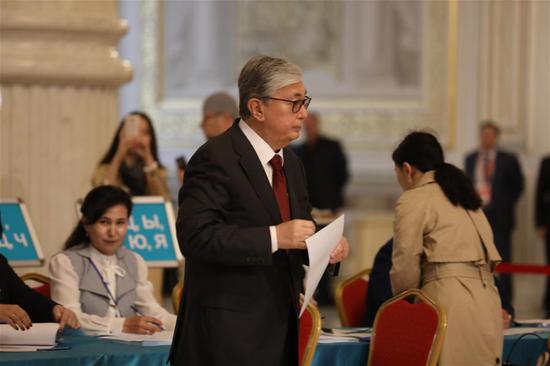 Kazakh President Kassym-Jomart Tokayev (front) prepares to cast his ballot at a polling station in Nur-Sultan, Kazakhstan, June 9, 2019. Kazakhstan's presidential election kicked off on Sunday with seven candidates vying for the top office. (Xinhua/Kalizhan Ospanov)