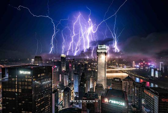 Chongqing photographer chases lightning