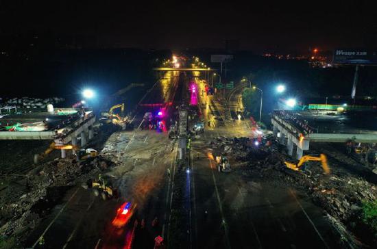 The construction site of the bridge demolishing work in Jiangyin section of the Beijing-Shanghai Expressway.  (Photo: Xinhua)
