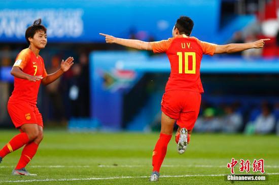 China forward Li Ying (10) celebrates her goal scored against South Africa during the first half in group stage play during the FIFA Women's World Cup France 2019 at Parc des Princes on June 13, 2019. (Photo: China News Service/Fu Tian)