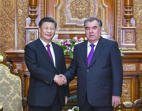 Chinese President Xi Jinping (L) and his Tajik counterpart Emomali Rahmon hold talks in Dushanbe, Tajikistan, June 15, 2019. (Xinhua/Xie Huanchi)