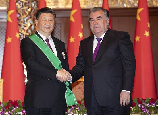 Chinese President Xi Jinping (L) receives the Order of the Crown, Tajikistan's highest decoration, from Tajik President Emomali Rahmon during a ceremony in Dushanbe, Tajikistan, June 15, 2019. (Xinhua/Sadat)